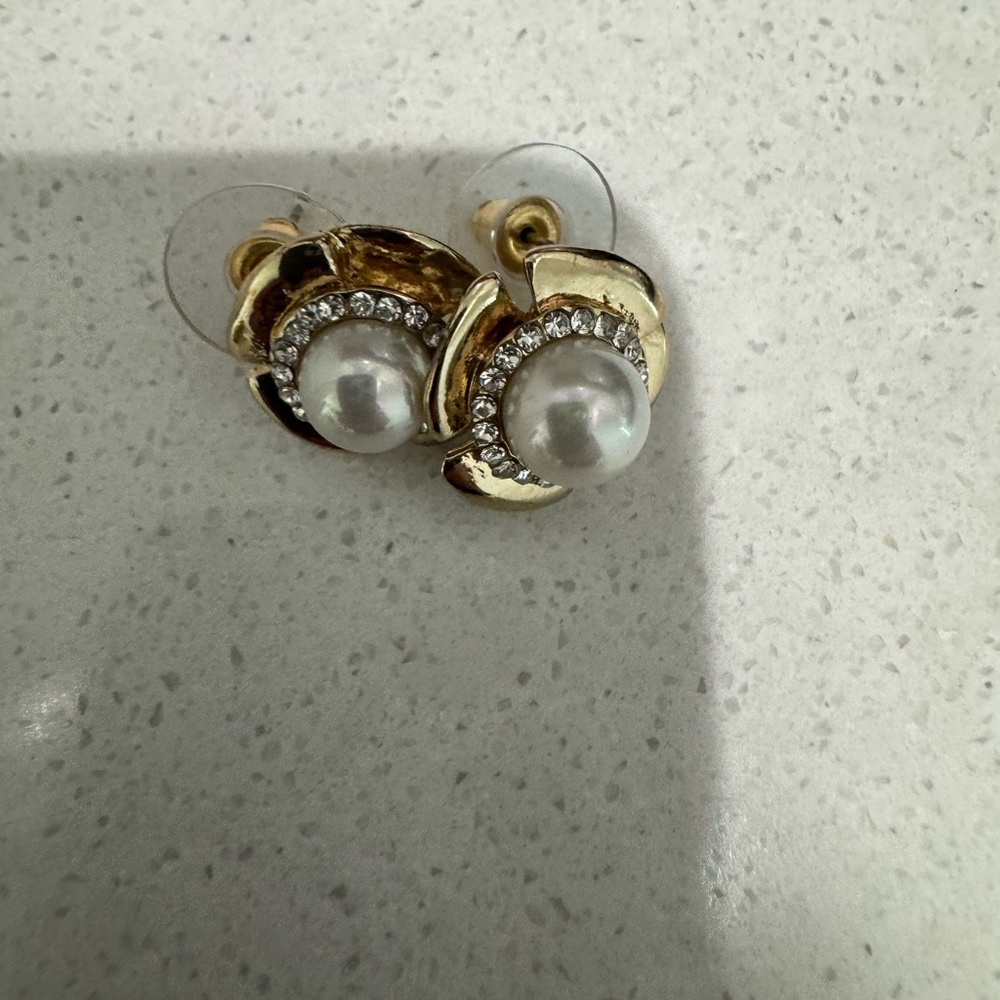 Elegant Gold and Pearl Earrings
